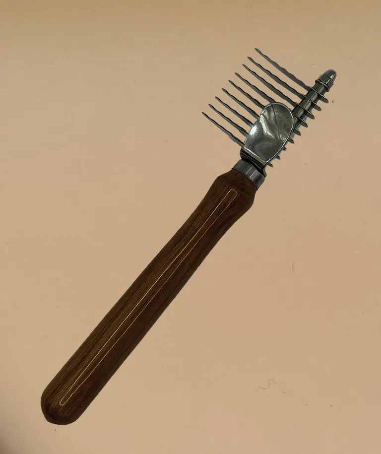 Pet de-matting comb in Rimu